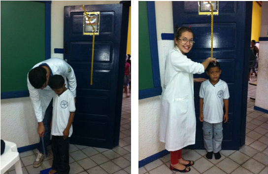 Doutorandos Hugo e Nathalia medindo as crianças na Escola Estadual João Chaves
