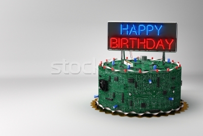 1496356_aniversario-bolo-diversao-computador-feliz-.jpg
